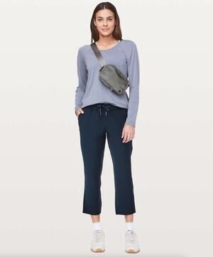 LULULEMON On The Fly Crop *Woven 23" True Navy Blue Sz 4 {SS49}